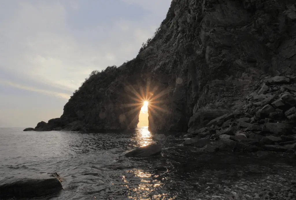 light shining NaKaisha Tolbert-Banks essay Online Therapist Resources Academy of Therapy Wisdom 2022 Hope cave water